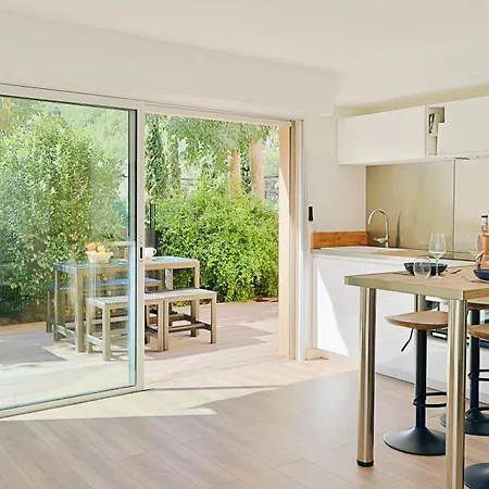 Renovated 2-room Near Sea & Shops * Теуль-сюр-Мер