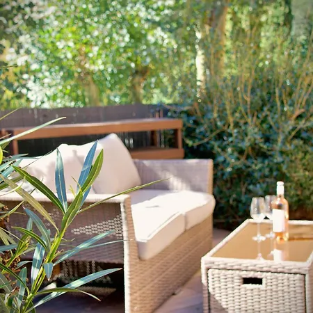 Renovated 2-room Near Sea & Shops *