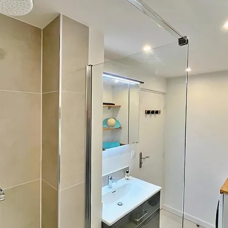 Renovated 2-room Near Sea & Shops Apartamento
