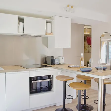 Renovated 2-room Near Sea & Shops Теуль-сюр-Мер