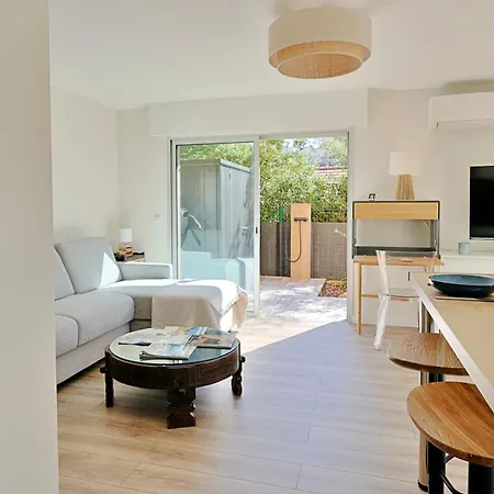 Renovated 2-room Near Sea & Shops * Теуль-сюр-Мер